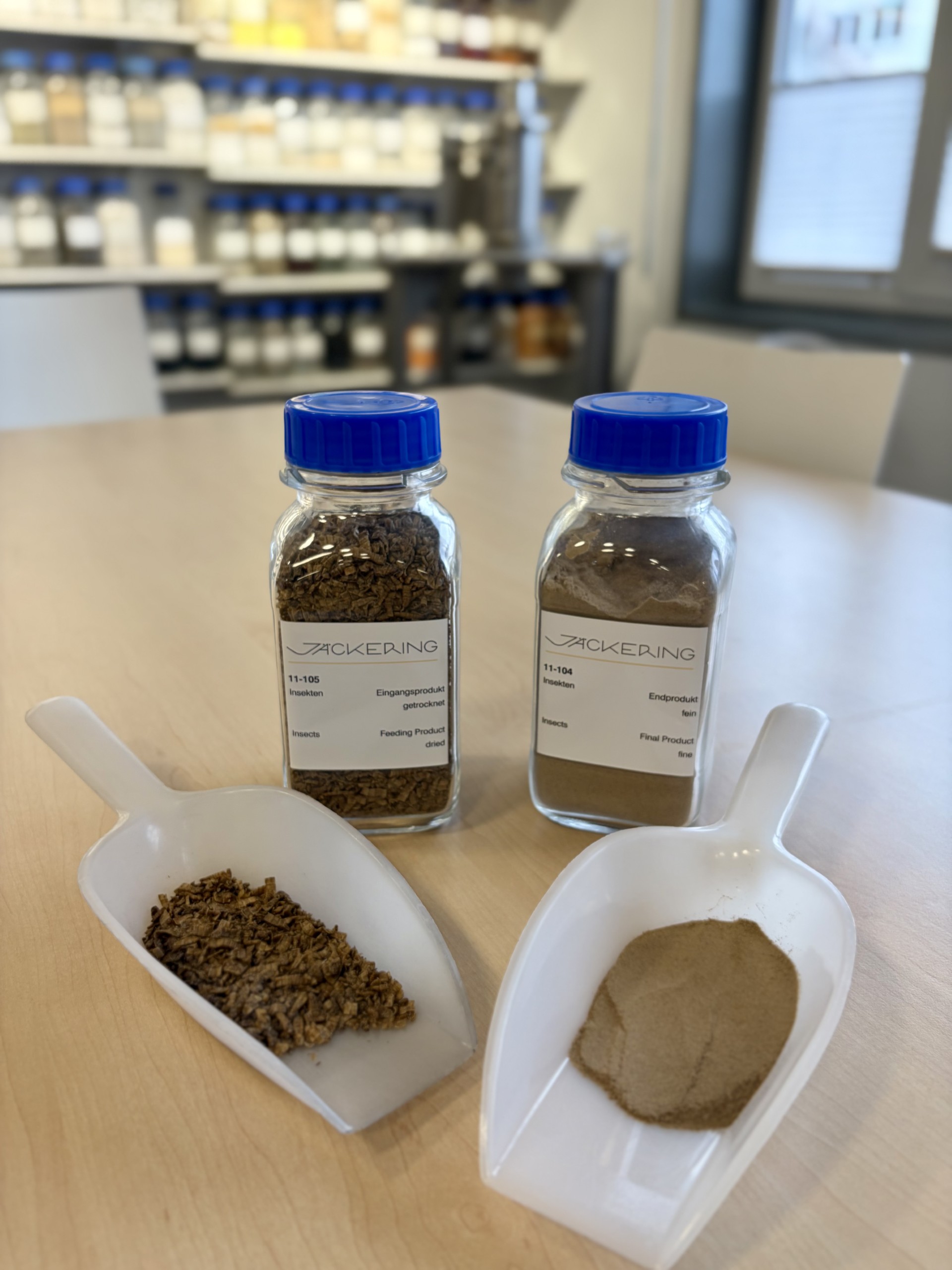 Insektenprotein vor und nach der Mahlung bei Altenburger Maschinen